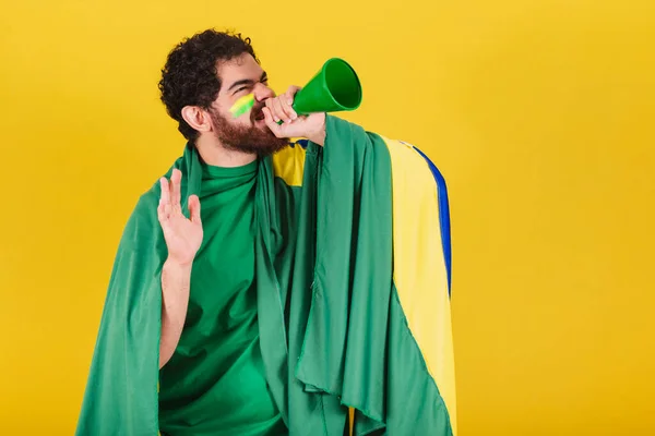 ブラジル出身の男ブラジル人髭サッカーファンボイスアンプでプロモーションを叫んでる 広告宣伝のための写真 — ストック写真