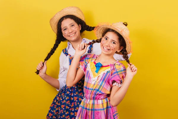 Irmãs Amigos Vestindo Roupas Típicas Festa Junina Segurando Cabelo Sorrindo — Fotografia de Stock