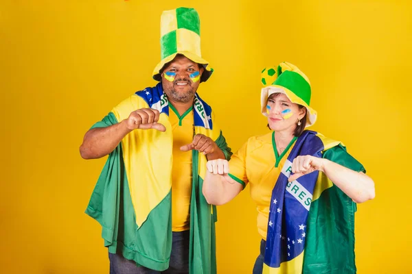 Paar Rothaarige Frau Und Schwarzer Mann Brasilianische Fußballfans Abneigung Daumen — Stockfoto