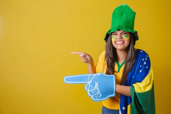 ブラジルの女性サポーター ワールドカップ2022 左側に泡の指を指して — ストック写真