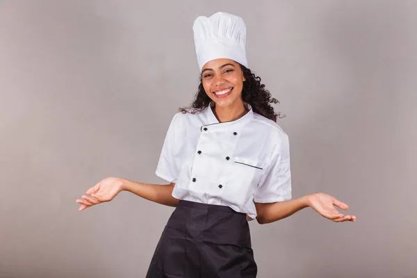 Genç Siyah Brezilyalı Kadın Aşçı Şef Açık Kollarla Hoş Geldiniz — Stok fotoğraf