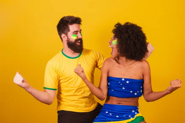 Een Paar Braziliaanse Voetbalfans Gekleed Kleuren Van Braziliaans Zwarte Vrouw — Stockfoto