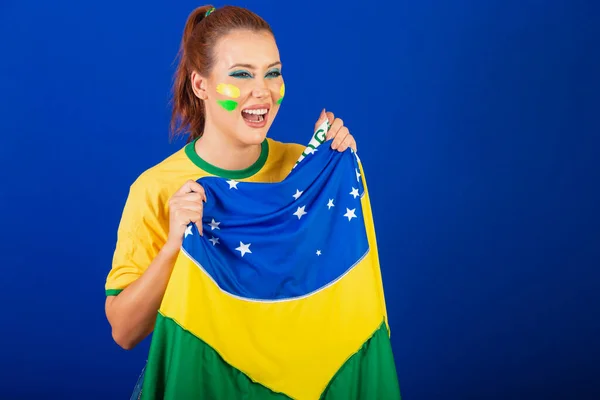 Mulher Branca Ruiva Brasil Futebol Brasileiro Fundo Azul Comemorando Com — Fotografia de Stock