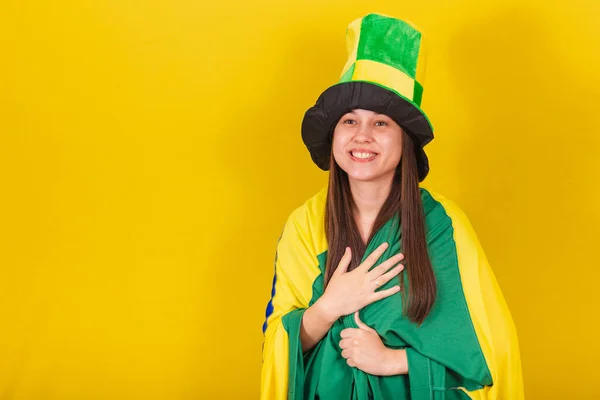 Caucasian Woman Soccer Fan Brazil Singing National Anthem — Stock Photo, Image