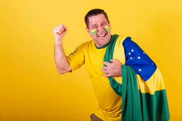 Ενήλικας Οπαδός Του Ποδοσφαίρου Από Βραζιλία Φορώντας Σημαία Γιορτάζοντας Ποδοσφαιρικό — Φωτογραφία Αρχείου