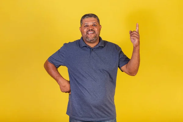Homem Negro Brasileiro Adulto Dedo Levantado Resposta Ideia Criatividade — Fotografia de Stock