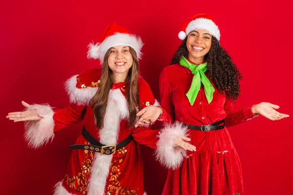 Двоє Бразильських Друзів Вбраних Різдвяний Одяг Розкритими Обіймами Вітають — стокове фото
