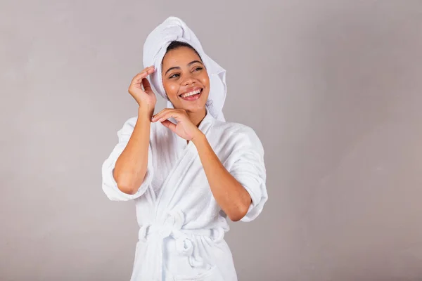 Mooie Braziliaanse Zwarte Vrouw Badjas Handdoek Esthetische Houding Met Schoonheid — Stockfoto