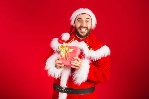 Brasilianischer Mann Gekleidet Weihnachtsmann Klamotten Mit Rotem Geschenk — Stockfoto