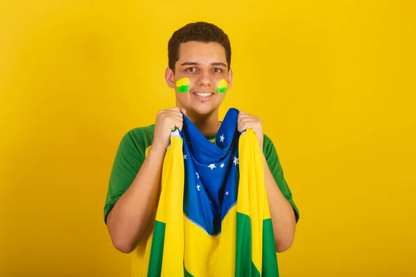 Fiatal Brazil Férfi Focirajongó Zöldbe Öltözve Brazil Zászlóval Lobogtatva — Stock Fotó