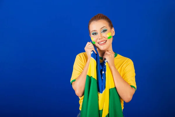 Mujer Caucásica Pelirroja Aficionada Fútbol Brasileño Brasileña Fondo Azul Sonriente —  Fotos de Stock