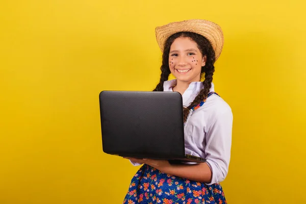 Festa Junina Için Tipik Kıyafetler Giyen Bir Kız Defteri Laptop — Stok fotoğraf
