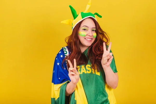 Mulher Caucasiana Ruiva Futebol Brasil Paz Amor Pose — Fotografia de Stock