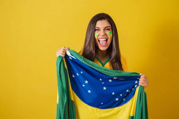 ブラジルの女性サポーター 2022年ワールドカップ サッカー選手権 優勝を振って旗を保持 — ストック写真