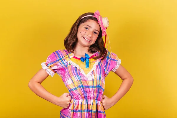 Brasilianisches Kaukasisches Kind Partykleidung Hände Auf Der Taille Symbol Des — Stockfoto
