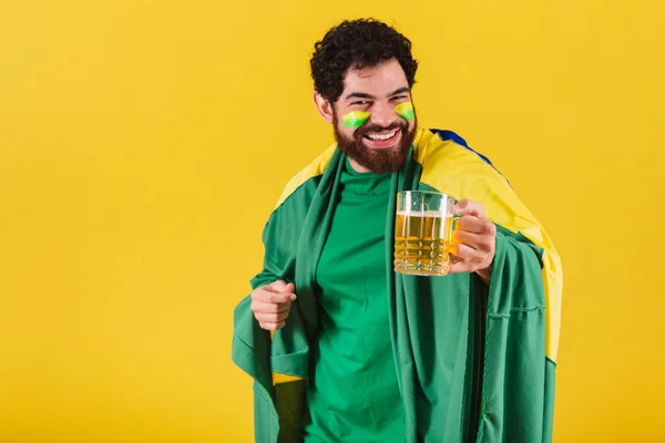 ブラジル人男性サッカーファンパンを持っているビールのガラス — ストック写真