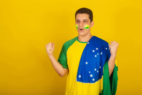 Giovane Tifoso Brasiliano Calcio Vestito Verde Grido Obiettivo Con Bandiera — Foto Stock