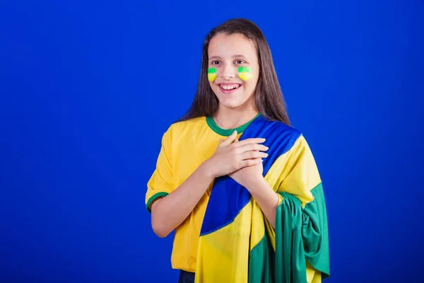 Młoda Dziewczyna Fanka Piłki Nożnej Brazylii Ubrany Flagę Śpiewający Hymn — Zdjęcie stockowe