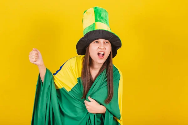 ブラジル出身のサッカーファンである白人女性が優勝を祝い — ストック写真