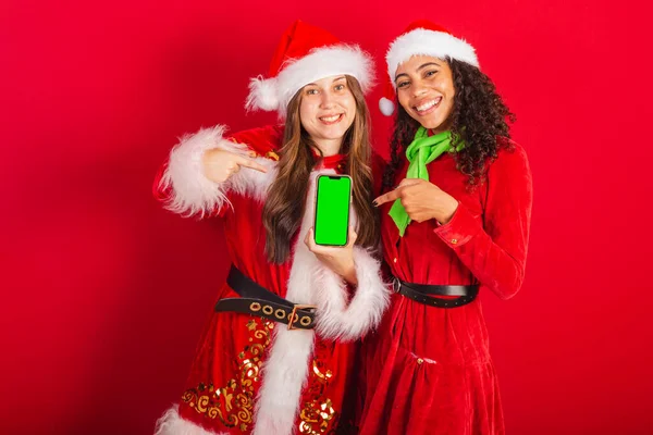 Βραζιλιάνες Φίλες Χριστουγεννιάτικα Ρούχα Άγιος Βασίλης Προβολή Οθόνης Smartphone Chroma — Φωτογραφία Αρχείου