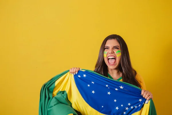 Женщина Болельщица Бразилии Кубок Мира 2022 Футбольный Чемпионат Держа Флаг — стоковое фото