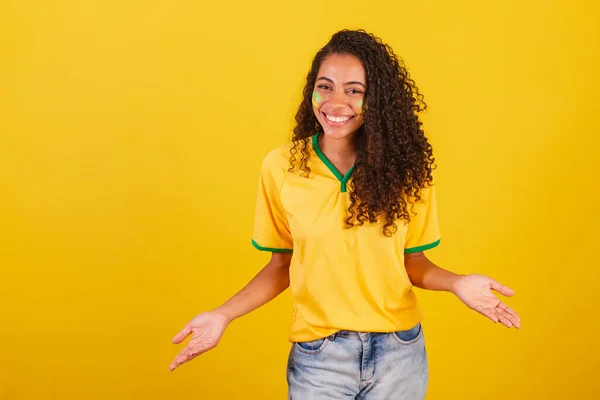 Genç Siyah Brezilyalı Kadın Futbol Fanatiği Açık Kollarla Hoş Geldiniz — Stok fotoğraf