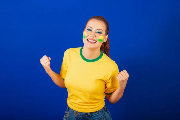 Donna Caucasica Rossa Tifoso Calcio Brasiliano Brasiliano Sfondo Blu Celebrare — Foto Stock