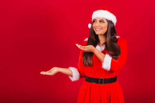 Vacker Brasiliansk Kvinna Klädd Julkläder Jultomten Visar Något Till Vänster — Stockfoto