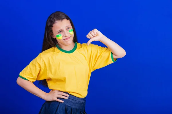 Юна Дівчина Футбольний Фанат Бразилії Великий Палець Вниз Негативний Любить — стокове фото