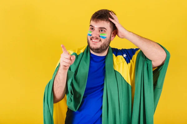 Бразильський Футбольний Уболівальник Бразилії Вказує Пальцем Щось Далеко Спостерігає Показуючи — стокове фото