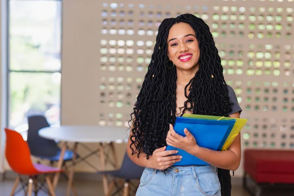 Ung Svart Kvinna Brasiliansk Universitetsstudent Korridoren Redo Att Till Klassen — Stockfoto