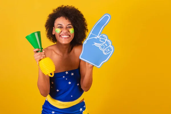 若い黒人女性ブラジル人サッカーファン 角や泡の指で応援し — ストック写真