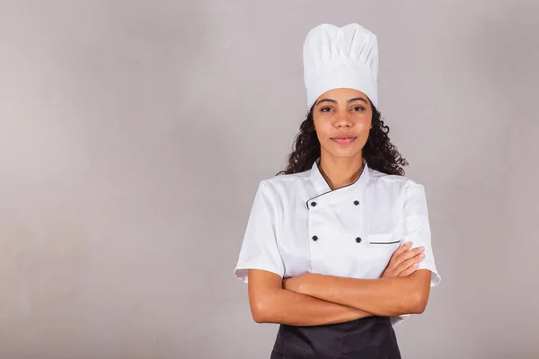 Genç Siyah Brezilyalı Kadın Aşçı Şef Kollarını Kavuşturarak — Stok fotoğraf
