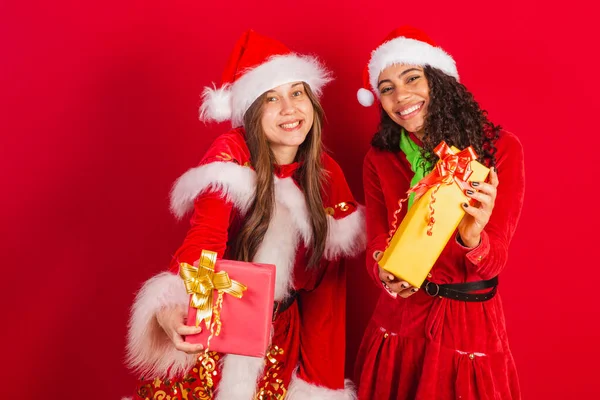Два Бразильські Друзі Одягнені Різдвяний Одяг Санта Клаус Дарують Різдвяні — стокове фото