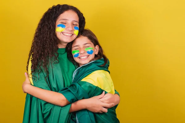 Přátelé Příznivci Brazílie Fotbaloví Fanoušci Pevně Objímají Milují Sestry Mistrovství — Stock fotografie