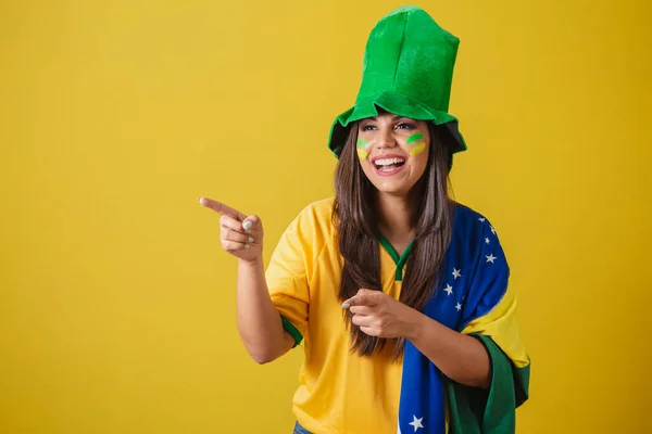 Femme Supporter Brésil Coupe Monde 2022 Pointant Doigt Annonçant Quelque — Photo