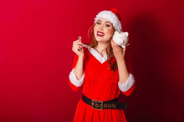 Piękna Brazylijska Rudowłosa Kobieta Ubrana Świąteczne Ubrania Święty Mikołaj Trzymanie — Zdjęcie stockowe