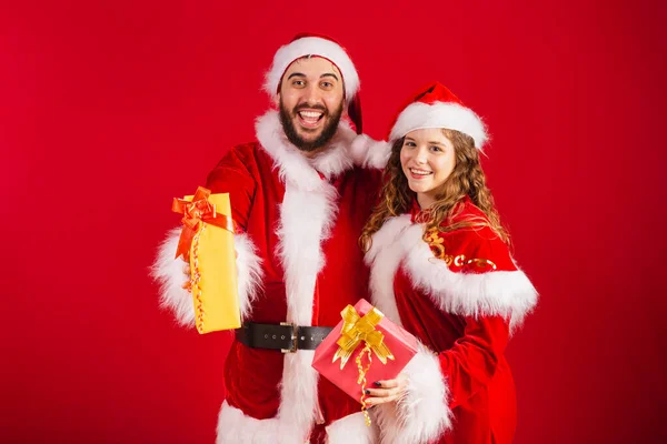 Couple Brésilien Vêtu Vêtements Noël Père Noël Tenant Des Cadeaux — Photo