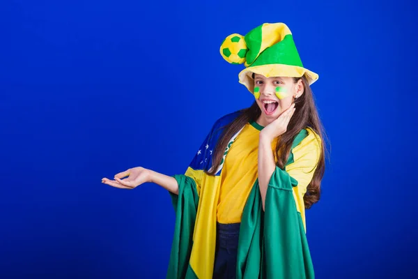 ブラジルのサッカーファンの少女です 帽子と旗に身を包んだ 何かを — ストック写真