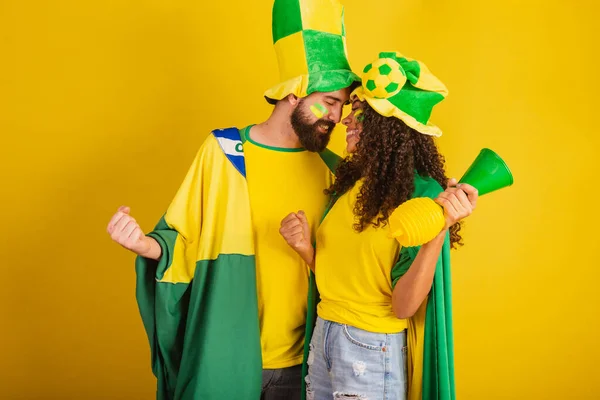 Kilku Brazylijskich Kibiców Piłki Nożnej Ubranych Kolory Narodu Czarna Kobieta — Zdjęcie stockowe