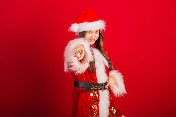 Kafkasyalı Brezilyalı Noel Elbiseli Noel Baba Kamerayı Işaret Ediyor — Stok fotoğraf