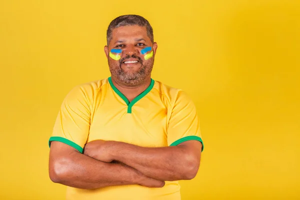 Hombre Negro Brasileño Fanático Del Fútbol Brasil Brazos Cruzados — Foto de Stock