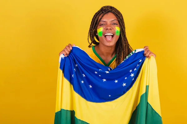 Mulher Negra Jovem Futebol Brasileiro Segurando Bandeira Brasil Acenando Comemorando — Fotografia de Stock