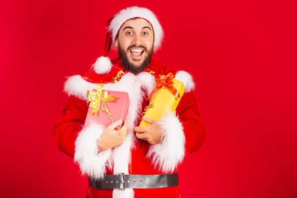 Brazilský Muž Oblečený Santa Claus Oblečení Drží Dva Dárky — Stock fotografie