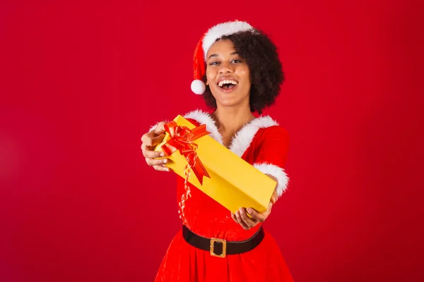 Mooie Zwarte Braziliaanse Vrouw Verkleed Als Kerstman Mama Claus Overhandigen — Stockfoto