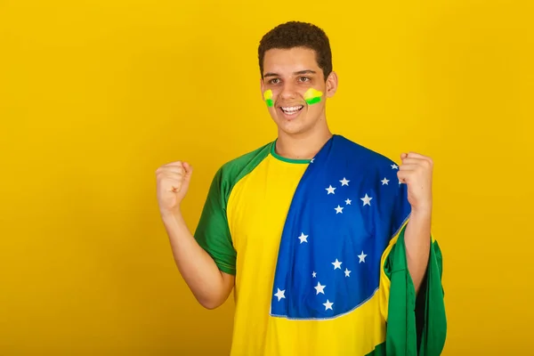 Молодой Бразилец Футбольный Фанат Одетый Зеленый Рука Груди Празднуя Флагом — стоковое фото