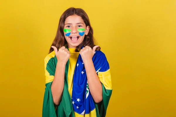 ブラジル人 白人の子供サッカーファン親指を立て 承認承認肯定 ワールドカップ オリンピック — ストック写真