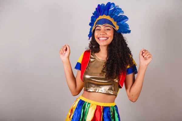 Schöne Schwarze Brasilianerin Mit Frevo Kleidung Karneval Karnevalsfedern Kopfbedeckung Tanzen — Stockfoto