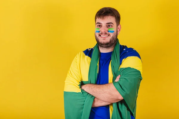Kaukasisk Brasiliansk Man Brasiliansk Fotbollsfan Armarna Korsade Klädd Brasiliansk Flagga — Stockfoto
