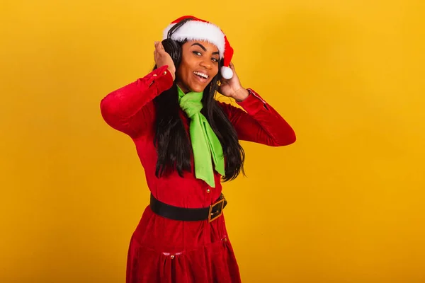 Piękna Czarna Brazylijka Ubrana Świąteczne Ubrania Święty Mikołaj Słuchająca Muzyki — Zdjęcie stockowe